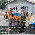 Babinsa Sungai Raya Pantau Penyaluran Beras Bulog untuk Warga Kurang Mampu