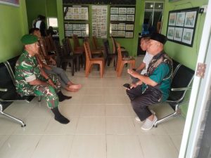 Babinsa Sugie Ingatkan Warga, Puntung Rokok Bisa Picu Kebakaran Hutan
