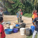 Koramil 03/Kundur Salurkan Air Bersih untuk Warga Paya Togok