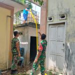 Sertu Suryono Turun Langsung Salurkan Air Bersih ke Warga Darussalam