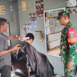 Babinsa Pelda Erdianto Serap Informasi Ekonomi dari Tukang Cukur di Durai