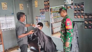 Babinsa Pelda Erdianto Serap Informasi Ekonomi dari Tukang Cukur di Durai