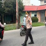 Kapolres Karimun Turun Jaga Jalan, Bagikan Masker dan Edukasi di Sekolah