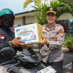 Polres Karimun Salurkan Bansos kepada Pengemudi Ojol Sambut HUT ke-75 Humas Polri