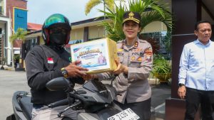 Polres Karimun Salurkan Bansos kepada Pengemudi Ojol Sambut HUT ke-75 Humas Polri